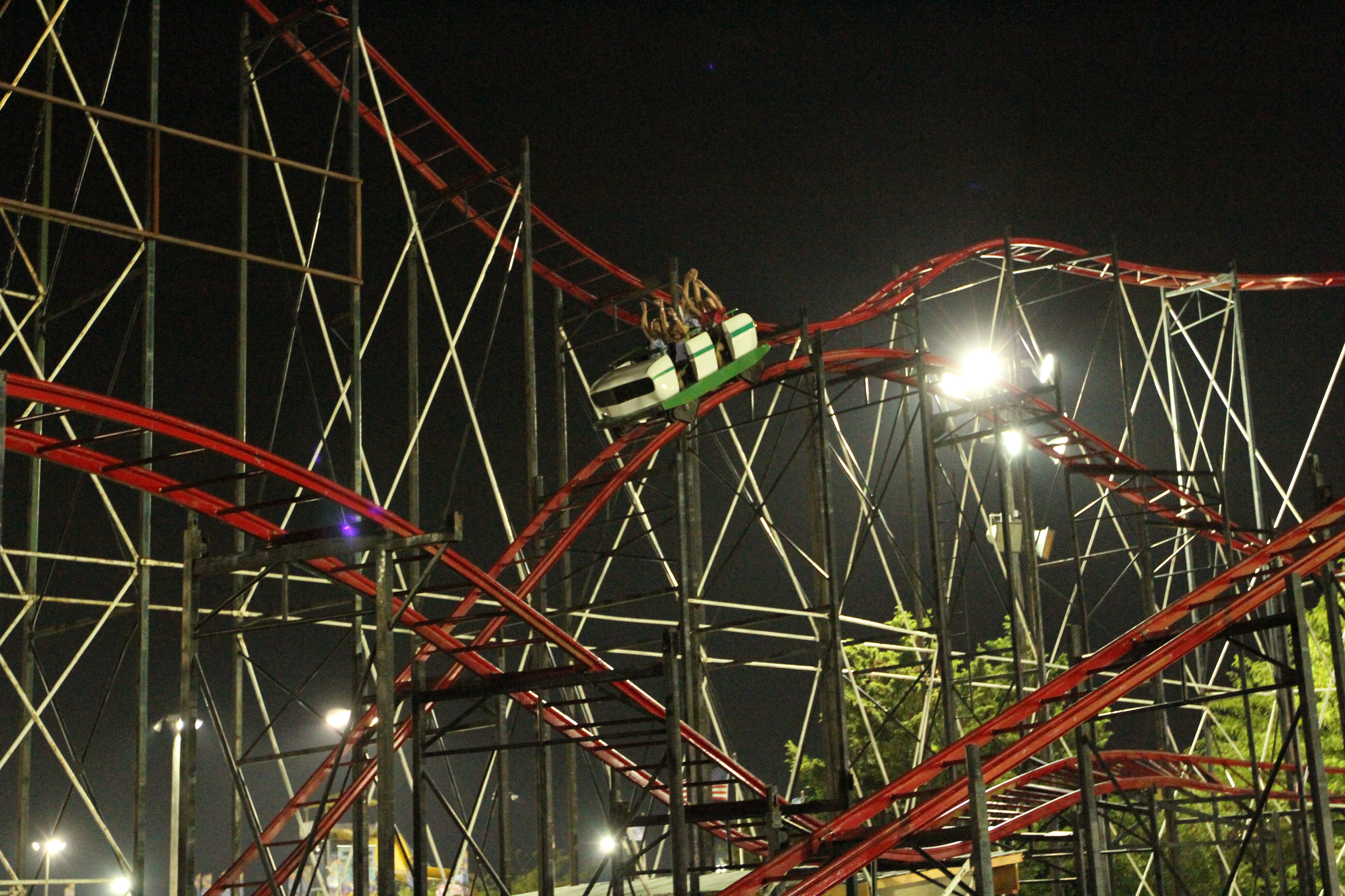 jolly-rogers-wild-mouse-roller-coaster a red roller coaster at night